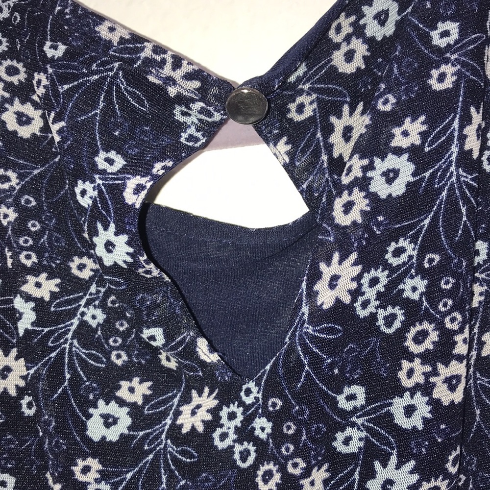 Cupio Cold Shoulder Women’s Medium Navy Floral Top Short Bell Sleeves - Picture 4 of 6